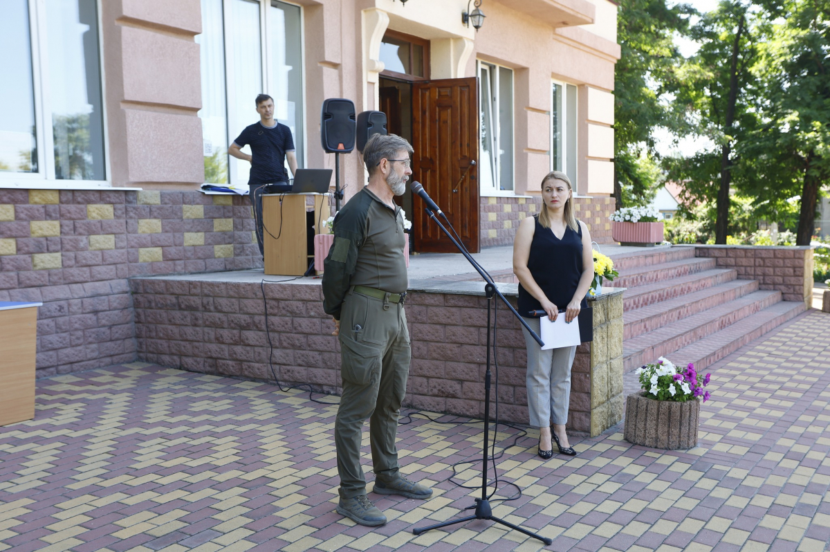 На запорізькій гімназії відкрили меморіальну дошку Герою України, який загинув під час виконання бойового завдання (фото)
