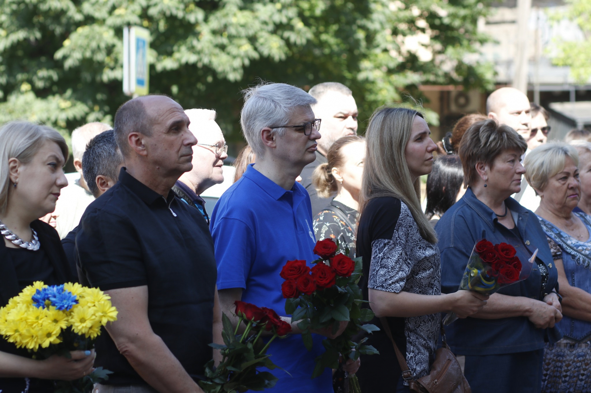 На запорізькій гімназії відкрили меморіальну дошку Герою України, який загинув під час виконання бойового завдання (фото)
