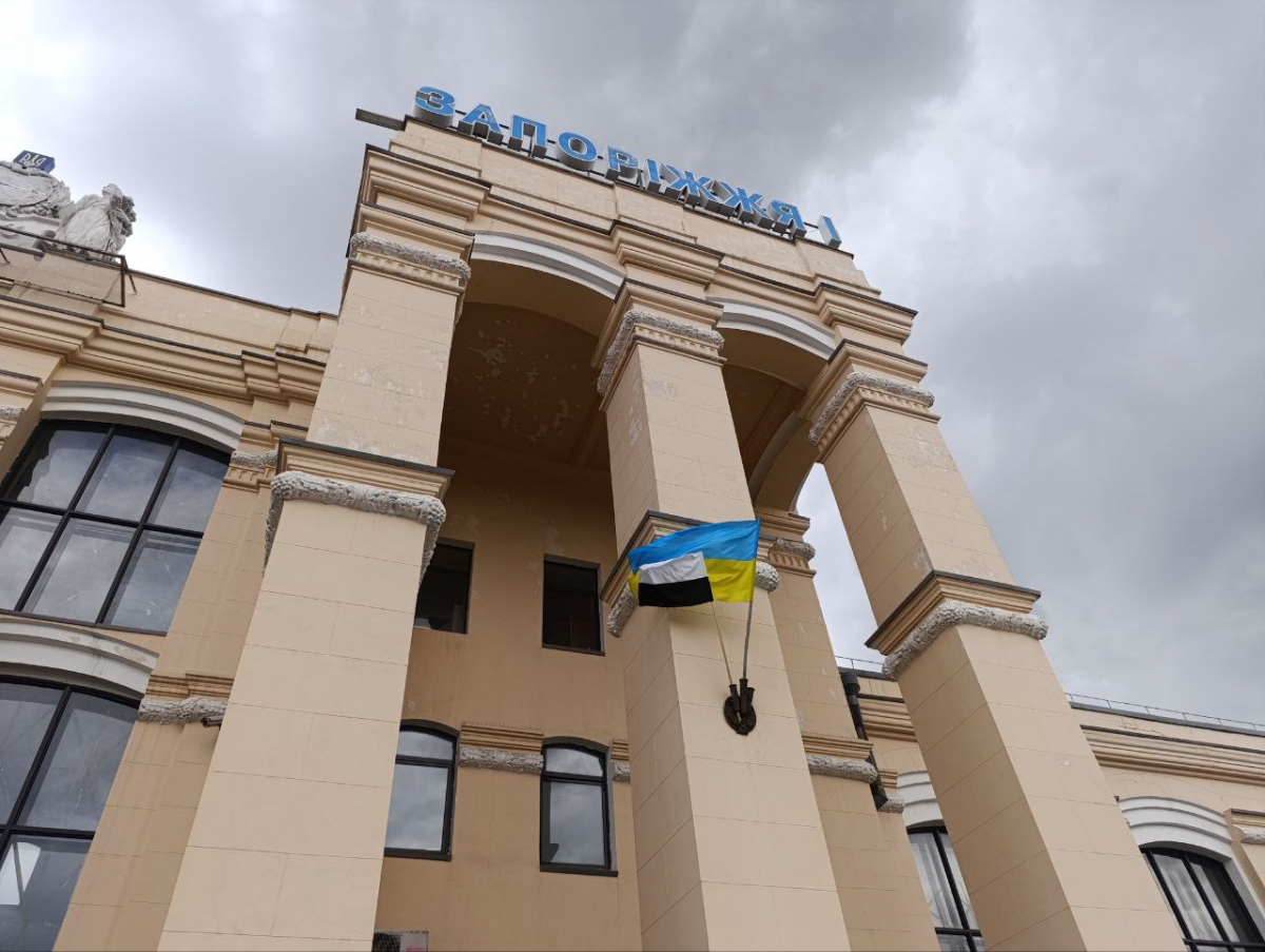Над запорізьким залізничним вокзалом підняли чорно-білий "Прапор надії" (фото)