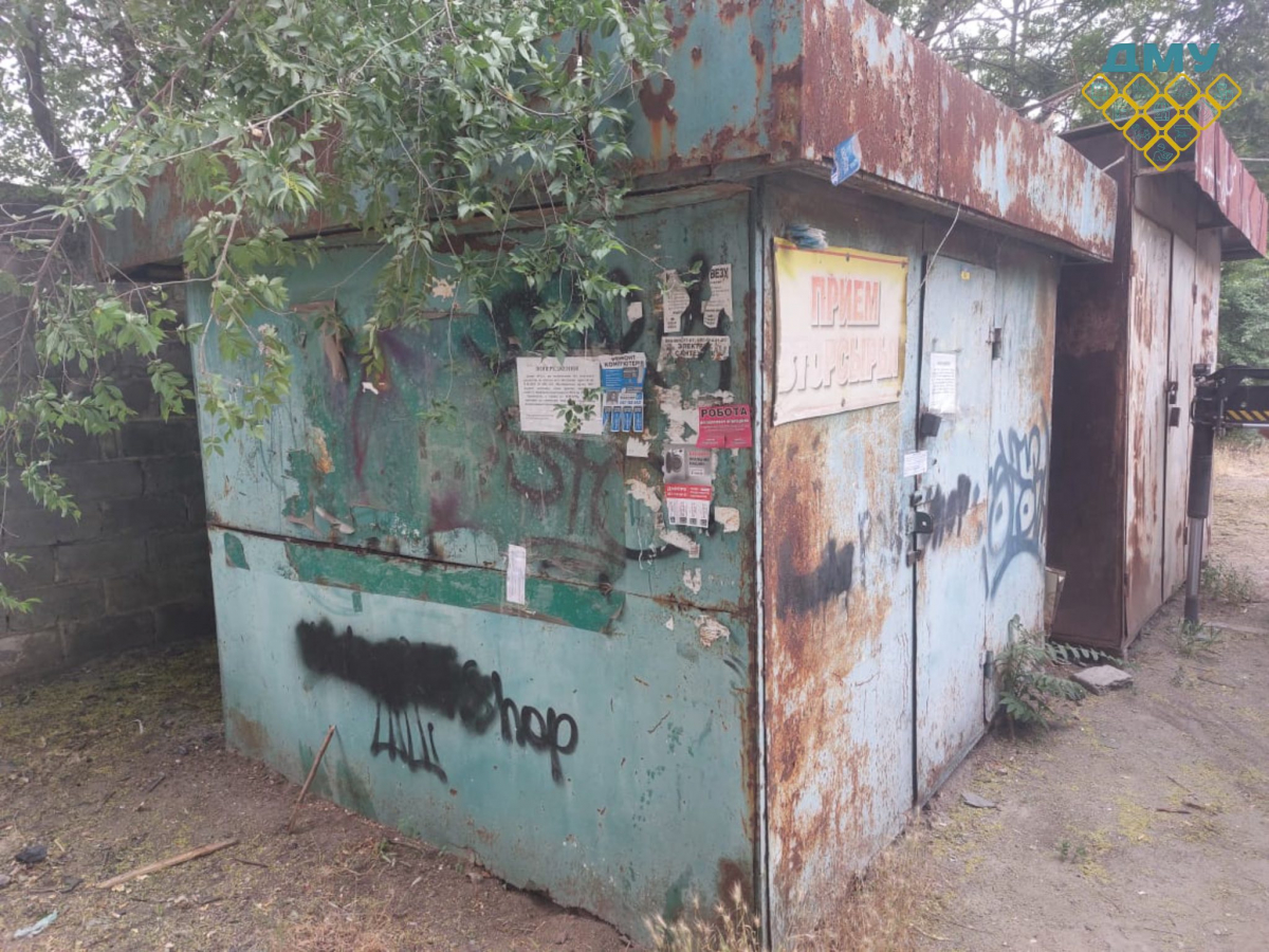 Очистили простір - у Запоріжжі прибрали "притулок" для любителів оковитої (фото)