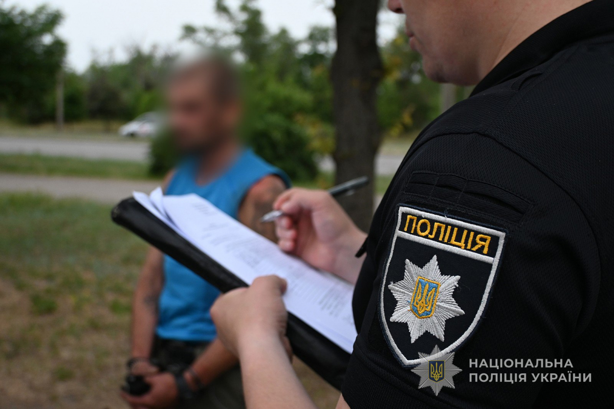 Остання "угода" - в Запоріжжі поліцейські затримали чоловіка, який продавав зброю (фото)