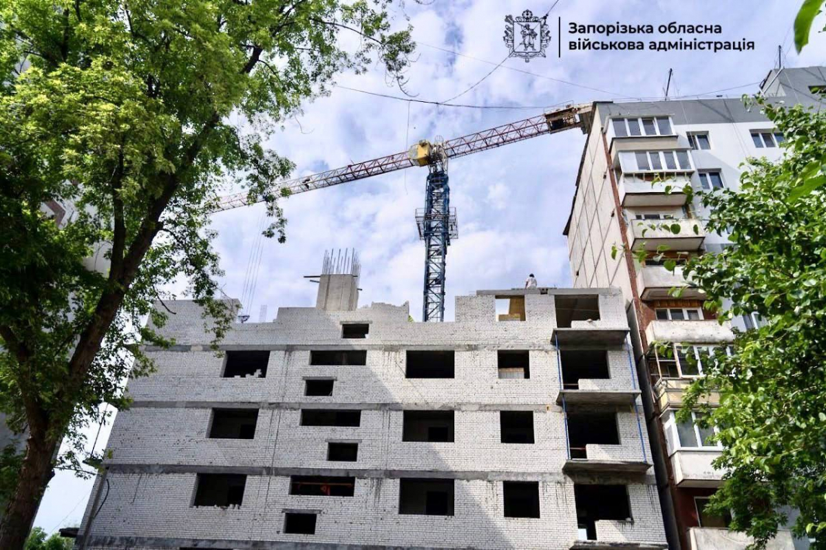 П’ять із дев’яти поверхів уже звели —  як у Запоріжжі рухається відбудова будинків на вулиці Запорізькій (фото, відео)