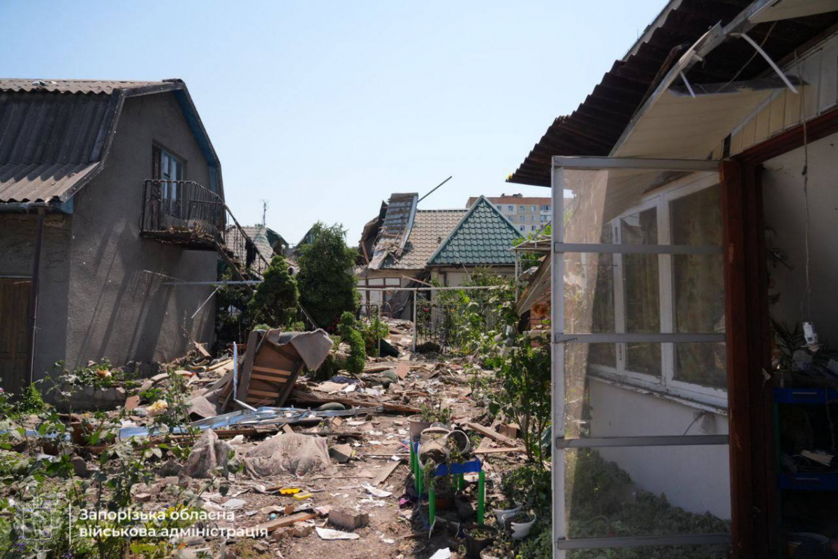 Росіяни атакували Запоріжжя КАБами – дві жінки у важкому стані (фото, відео)