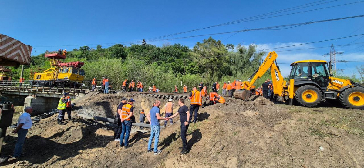 Росіяни обстріляли залізничну інфраструктуру - через пошкодження колій затримується низка запорізьких поїздів