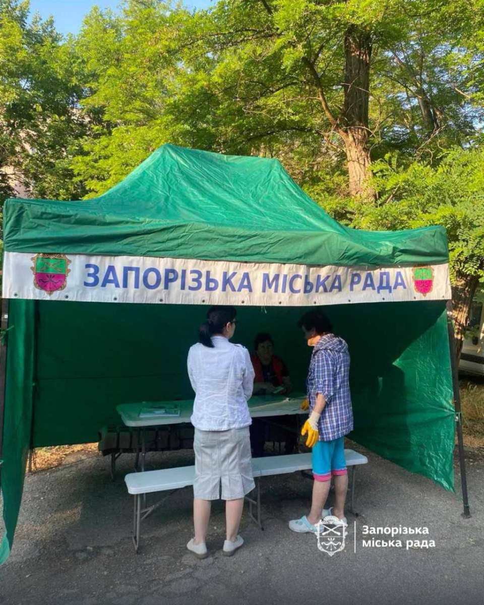 Росіяни вдарили по підприємствах — у Запоріжжі пошкоджено десятки будинків і гаражів (фото, відео)