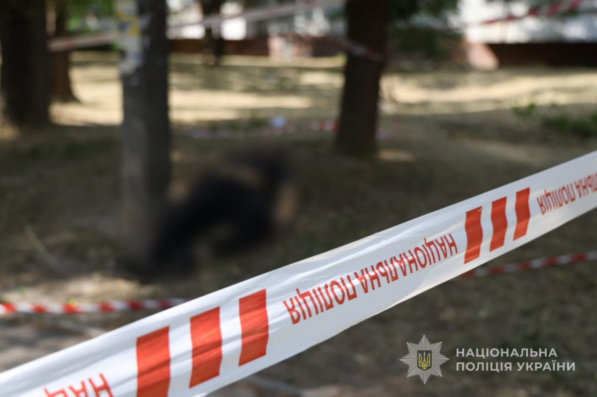 Стрілянина серед білого дня - на вулиці у спальному районі Запоріжжя вбили чоловіка (фото)