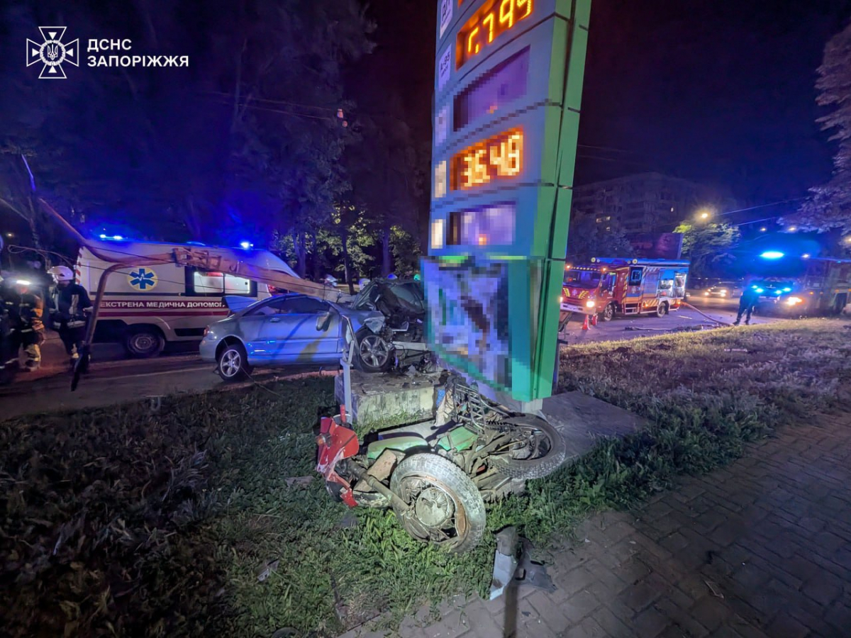 У Запоріжжі мотоцикліст опинився під авто внаслідок аварії - подробиці (фото, відео)