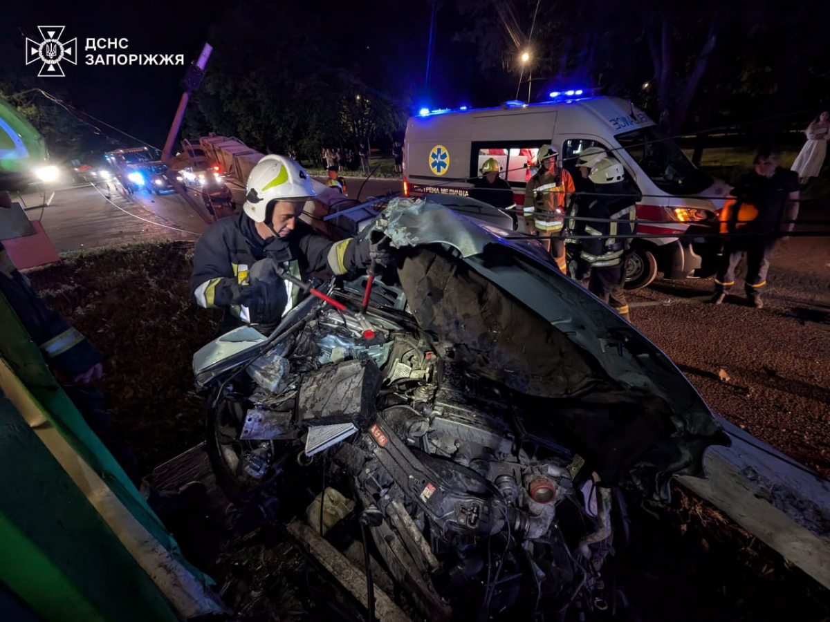 У Запоріжжі мотоцикліст опинився під авто внаслідок аварії - подробиці (фото, відео)