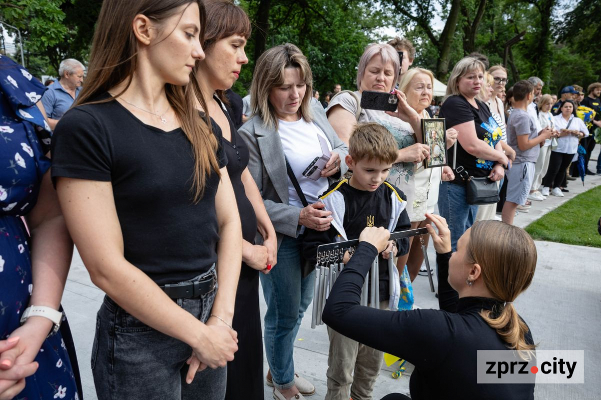 У Запоріжжі на Дереві Пам'яті додалось 80 дзвіночків з новими іменами загиблих Героїв - фото