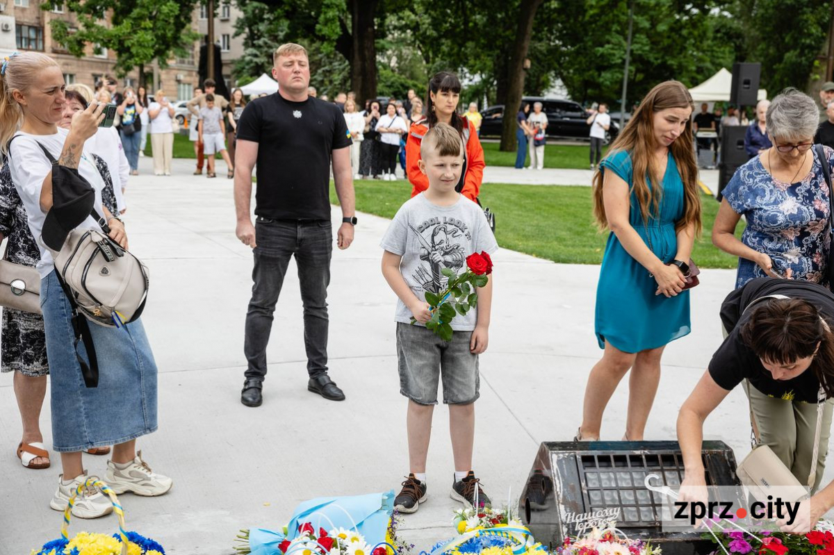У Запоріжжі на Дереві Пам'яті додалось 80 дзвіночків з новими іменами загиблих Героїв - фото