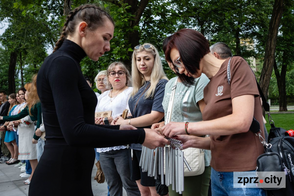 У Запоріжжі на Дереві Пам'яті додалось 80 дзвіночків з новими іменами загиблих Героїв - фото