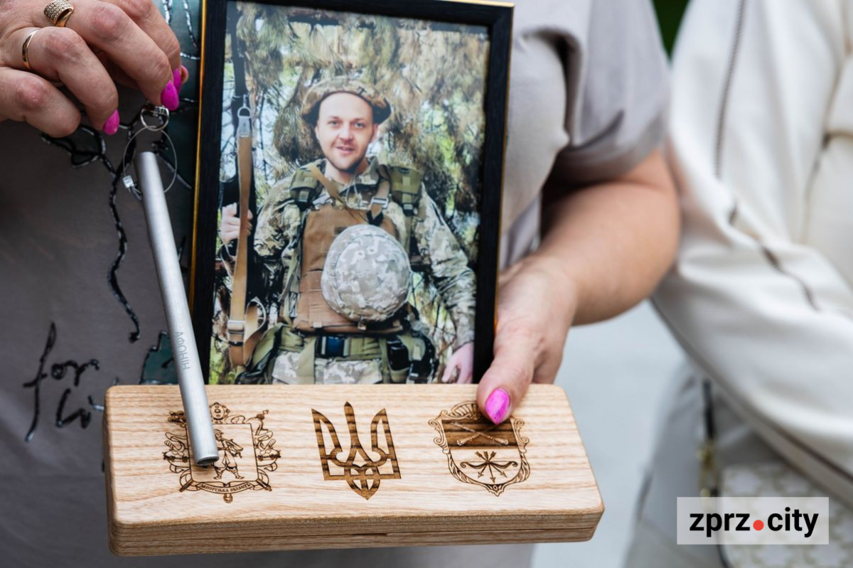 У Запоріжжі на Дереві Пам'яті додалось 80 дзвіночків з новими іменами загиблих Героїв - фото