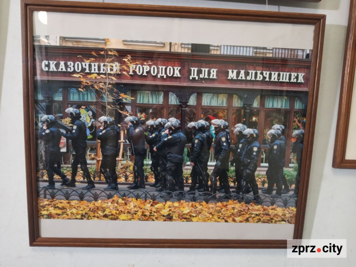 У Запоріжжі показали різноманітні миттєвості життя Одеси - відкрили виставку відомого фотохудожника