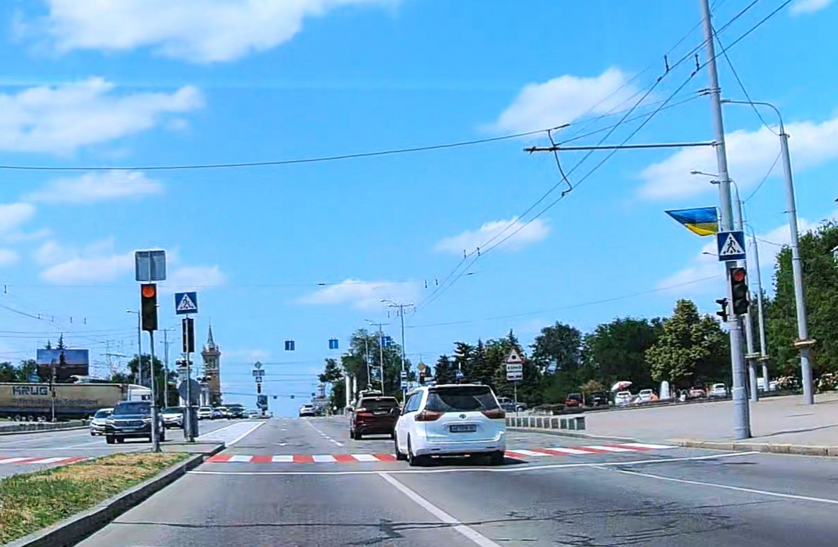 У Запоріжжі водії проігнорували червоне світло — завдяки відео мешканців поліція їх покарала (фото, відео)