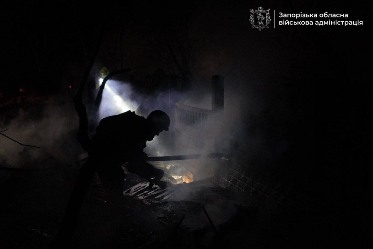 Вдарили по Запорізькому району - внаслідок російського обстрілу тисячі мешканців залишились без світла (фото, відео)