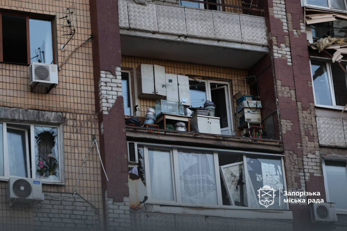 Вдарили тричі — у Запоріжжі згоріли сотні тонн допомоги через атаку дронів (фото, відео)