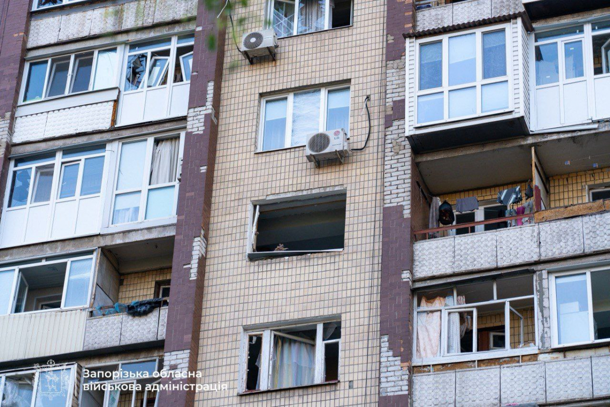 Вдарили тричі — у Запоріжжі згоріли сотні тонн допомоги через атаку дронів (фото, відео)