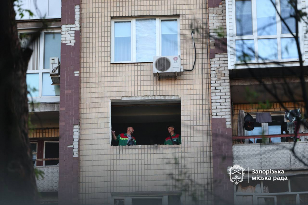 Вдарили тричі — у Запоріжжі згоріли сотні тонн допомоги через атаку дронів (фото, відео)