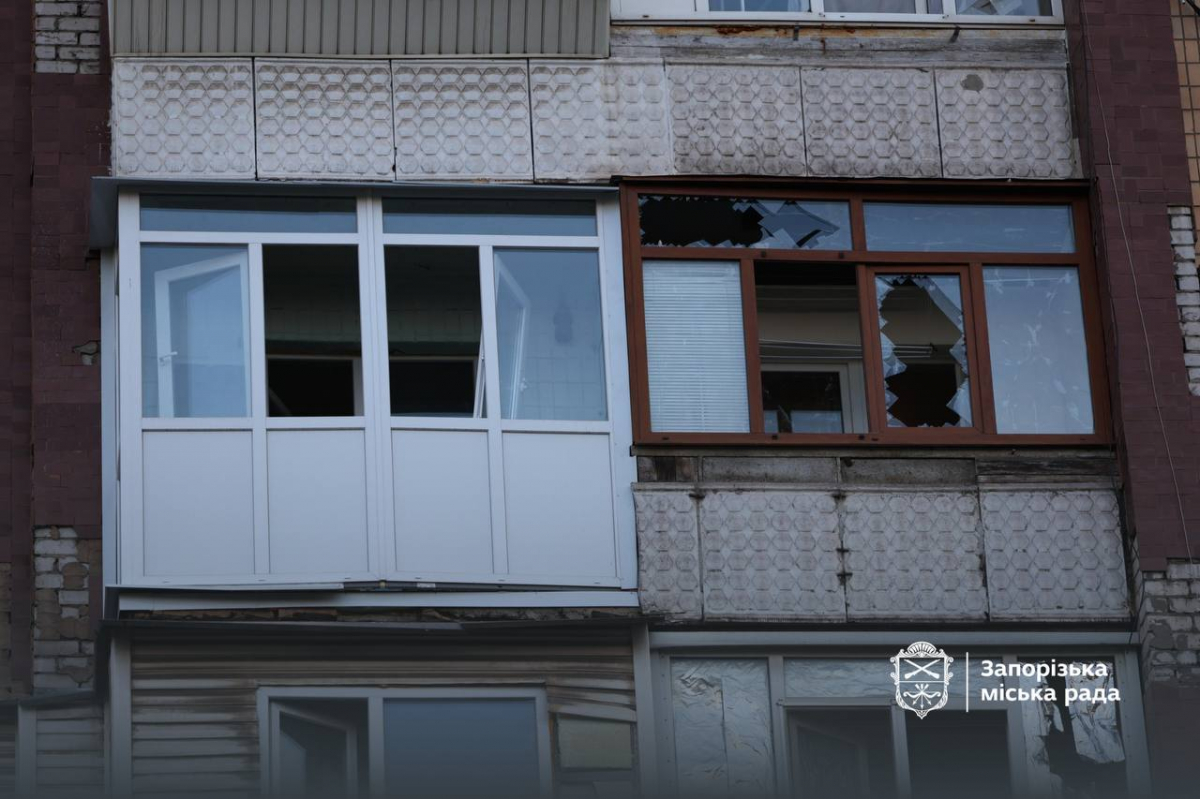 Вдарили тричі — у Запоріжжі згоріли сотні тонн допомоги через атаку дронів (фото, відео)