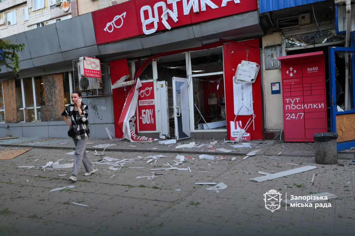 Вдарили тричі — у Запоріжжі згоріли сотні тонн допомоги через атаку дронів (фото, відео)