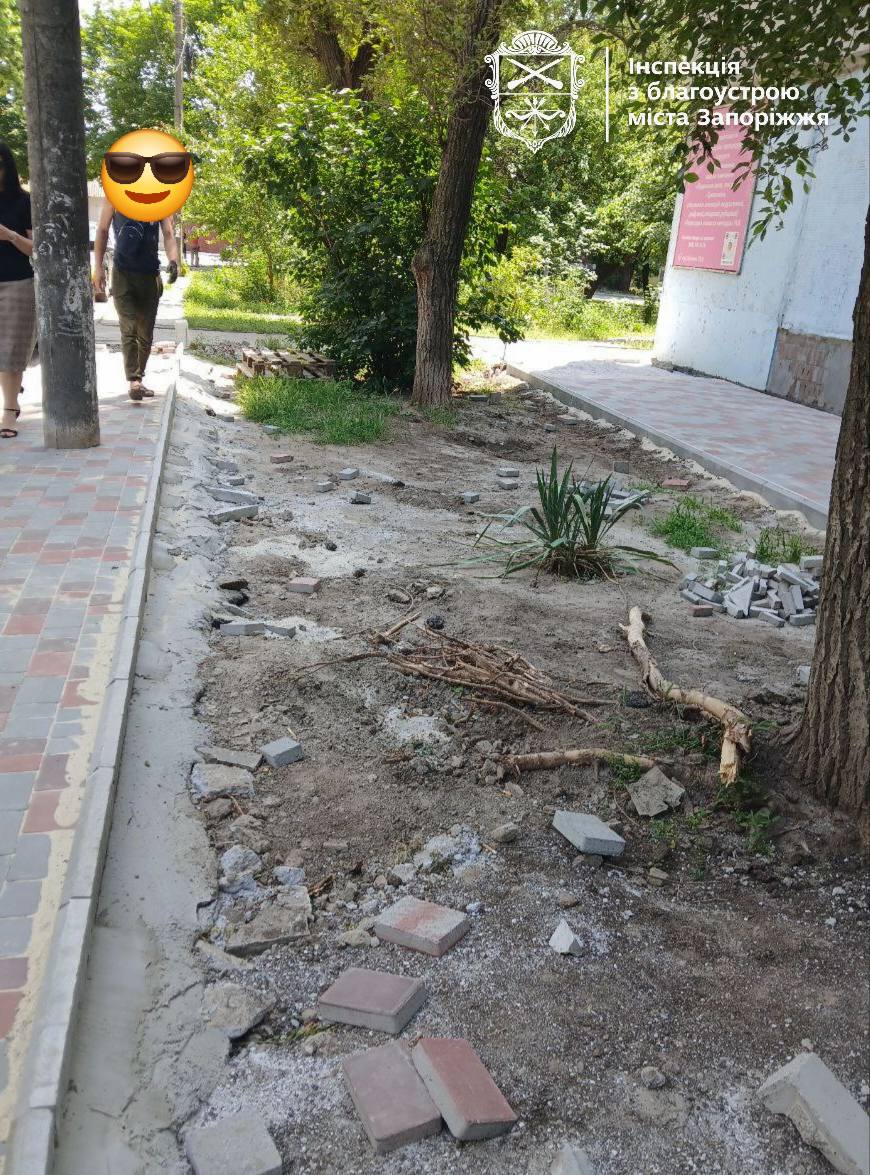Влаштували безлад у дворі - в центрі Запоріжжя проводили будівельні роботи без дозволу (фото)