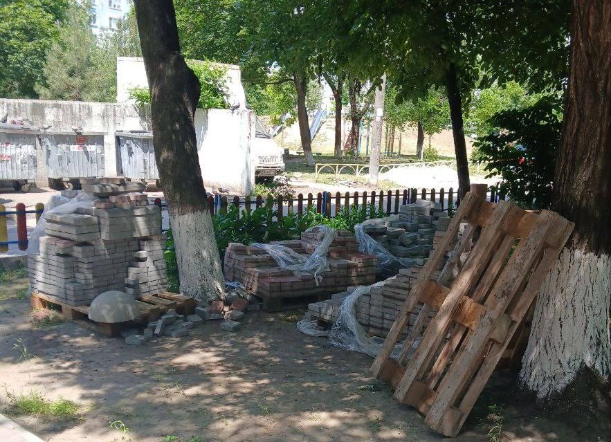 Влаштували безлад у дворі - в центрі Запоріжжя проводили будівельні роботи без дозволу (фото)