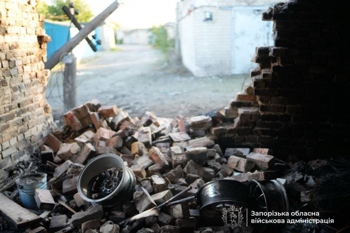 Вогонь та руїни замість тиші - росіяни вночі атакували Запоріжжя безпілотниками (фото, відео)