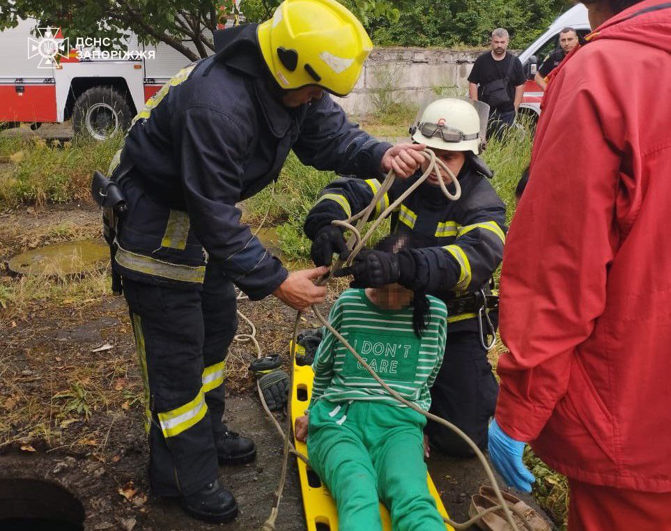 Впала в колодязь і не змогла вибратись – у Запоріжжі рятувальники допомогли жінці