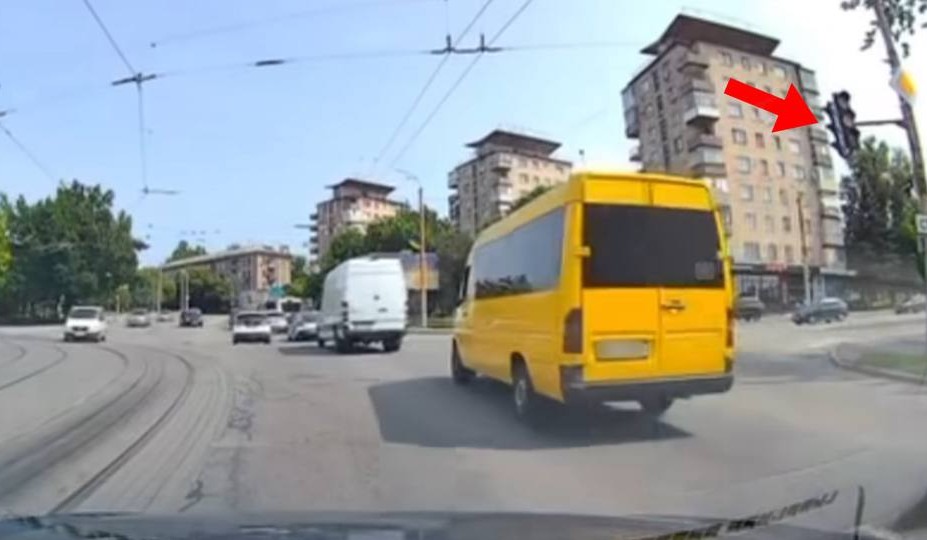 Вручили постанову "герою" з відео - у Запоріжжі патрульні відшукали маршрутника, який порушив правила