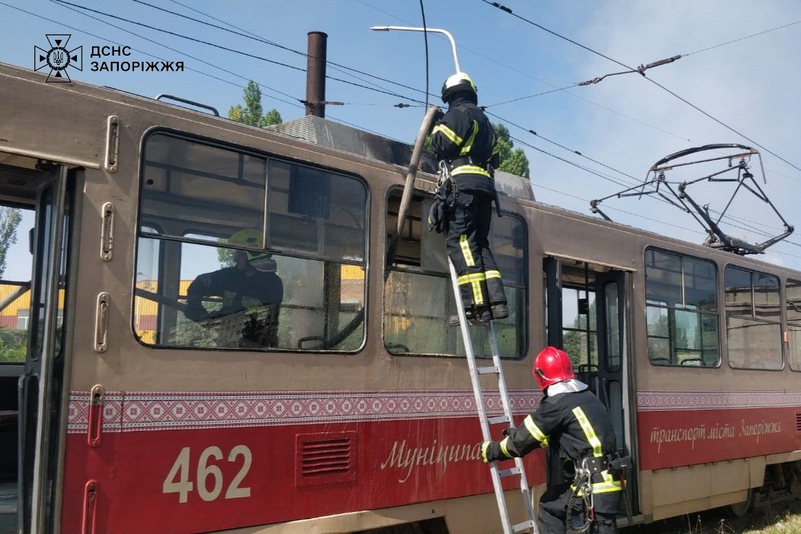 Загорівся серед білого дня - в одному з районів Запоріжжя спалахнув дах трамвая (фото)
