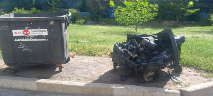 Знову "відзначились" вандали - в одному з районів Запоріжжя спалили сміттєвий бак