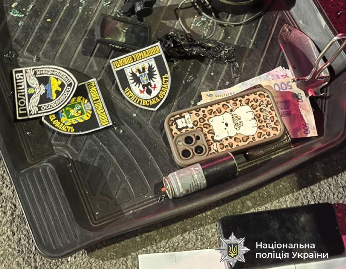 Зухвалі наркоторговці перевозили заборонене на авто з шашечкою"таксі" та робили "закладки" у формі поліцейських - фото, відео