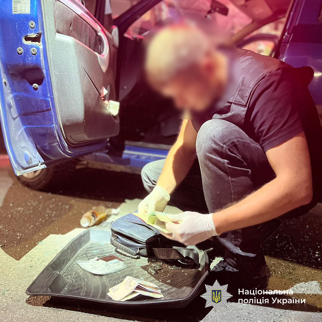 Зухвалі наркоторговці перевозили заборонене на авто з шашечкою"таксі" та робили "закладки" у формі поліцейських - фото, відео