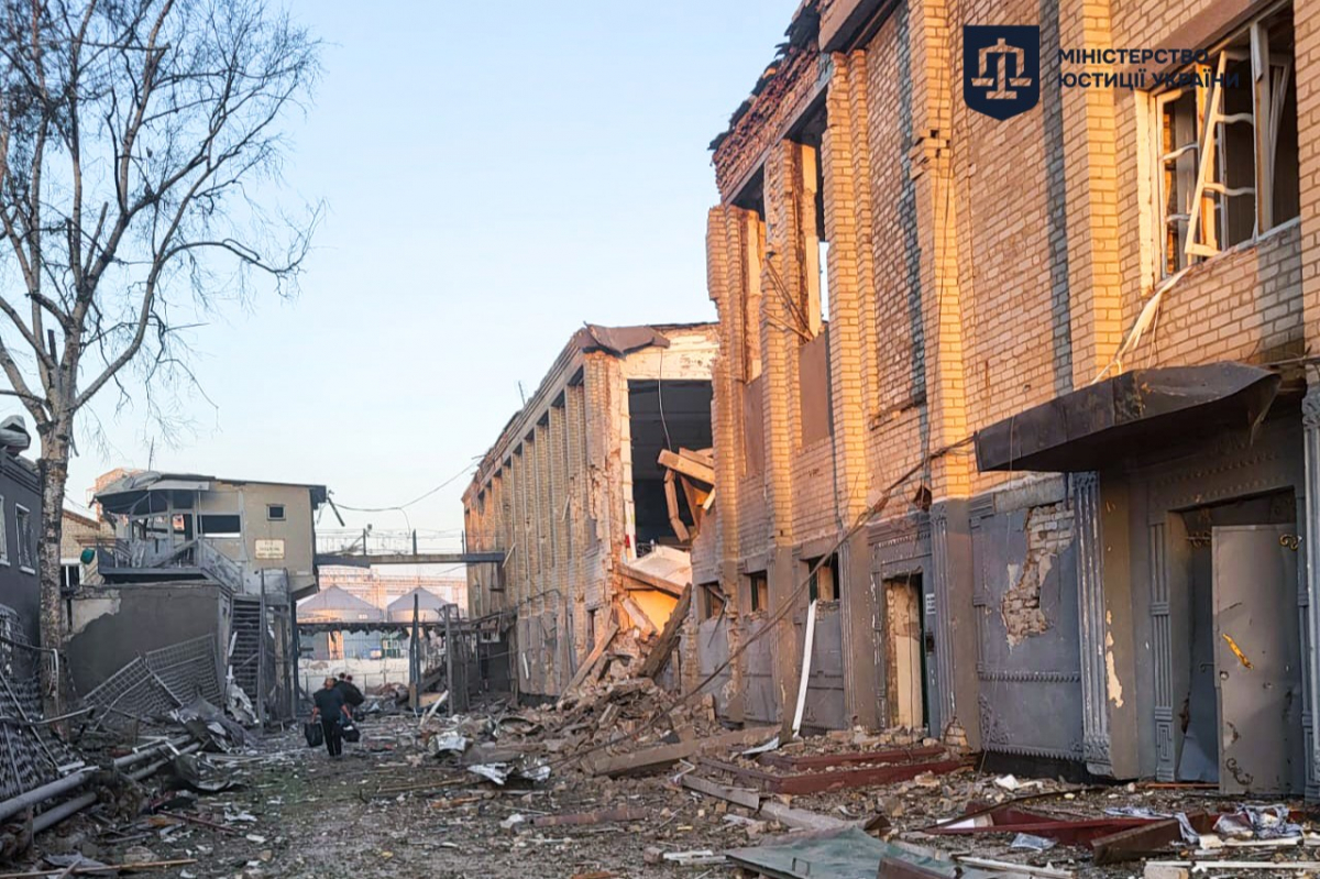 17 загиблих — росіяни вдарили чотирма авіабомбами по Біленьківській виправній колонії (фото, відео)