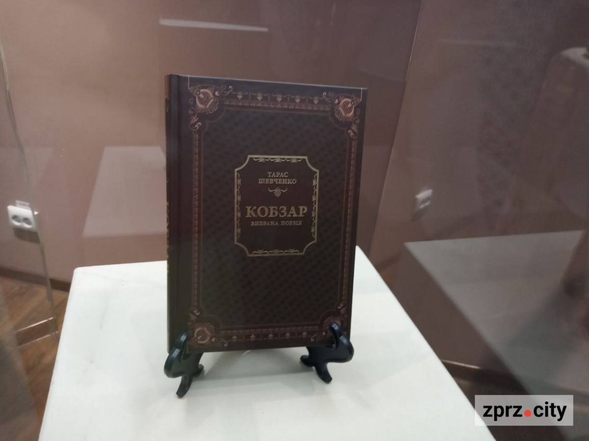 Артемівська сіль та пологівська кераміка - у запорізькому музеї показали символи України (фото)