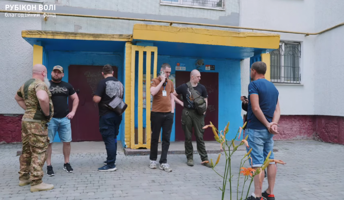 Байдужість замість вдячності – у Запоріжжі мешканці багатоповерхівки блокують встановлення підйомника для ветерана (відео)