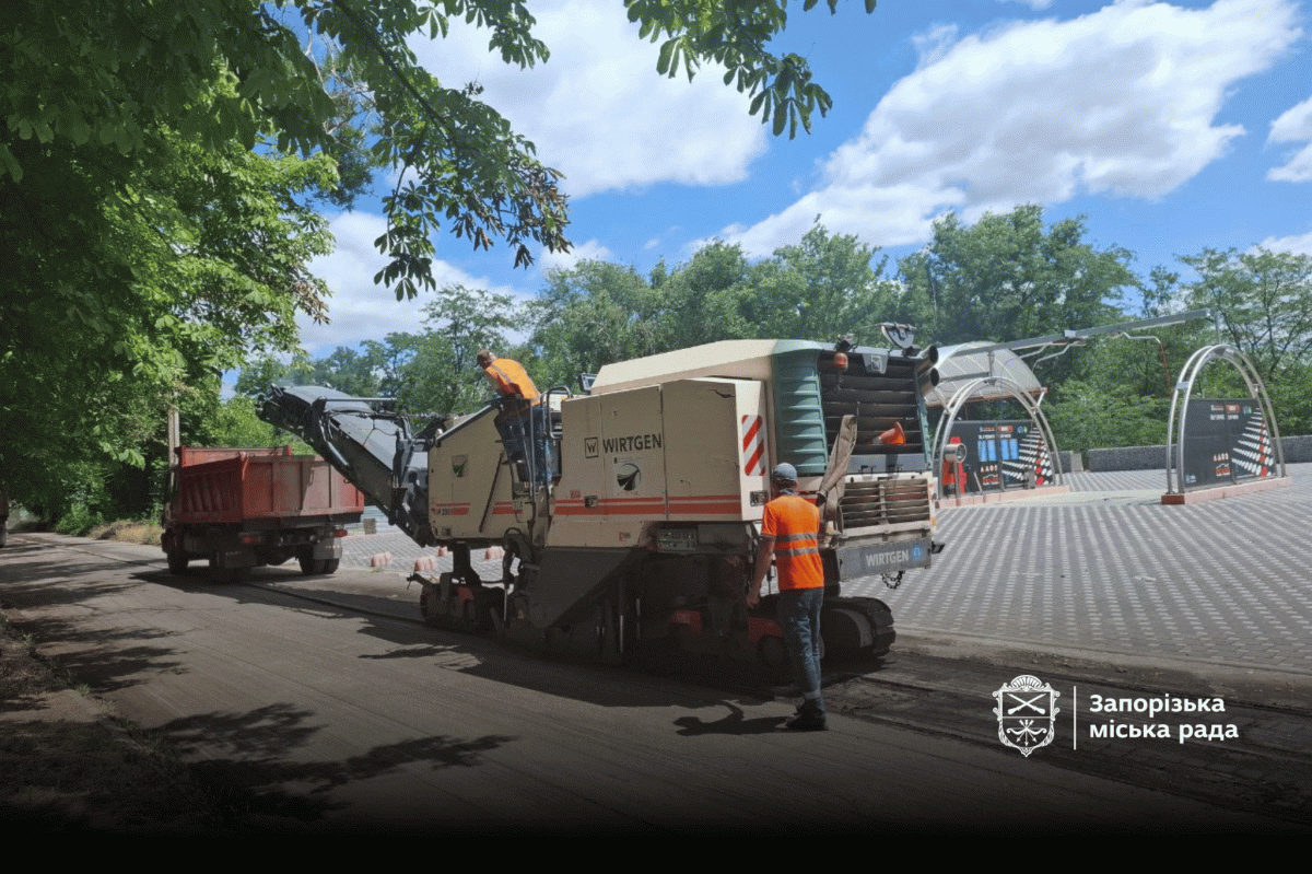 Бездоріжжя на Олімпійській - у Запоріжжі почали ремонтувати  одну з найрозбитіших доріг міста (фото, відео)