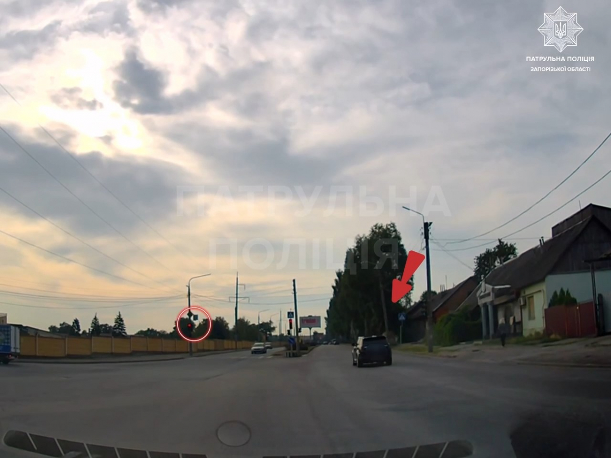 Червоний не зупинив — у Запоріжжі шестеро водіїв порушили ПДР прямо на очах у патрульних (фото, відео)