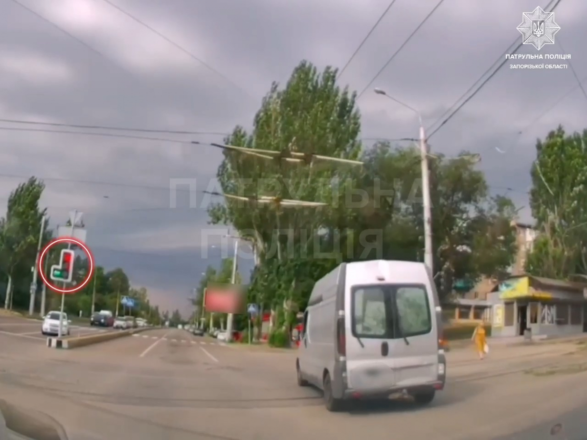 Червоний не зупинив — у Запоріжжі шестеро водіїв порушили ПДР прямо на очах у патрульних (фото, відео)