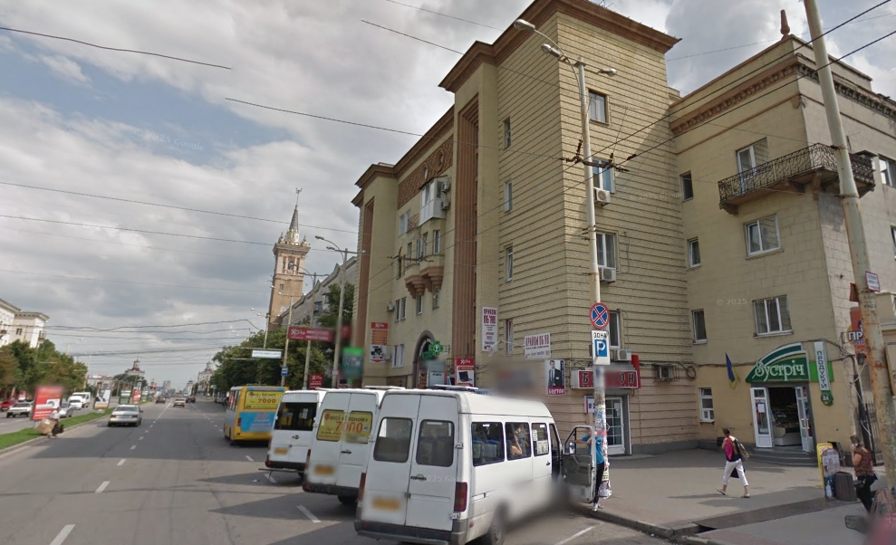 "Липневе загострення" - у Запоріжжі ще одну пам'ятку архітектури пофарбували у яскравий колір (фото)
