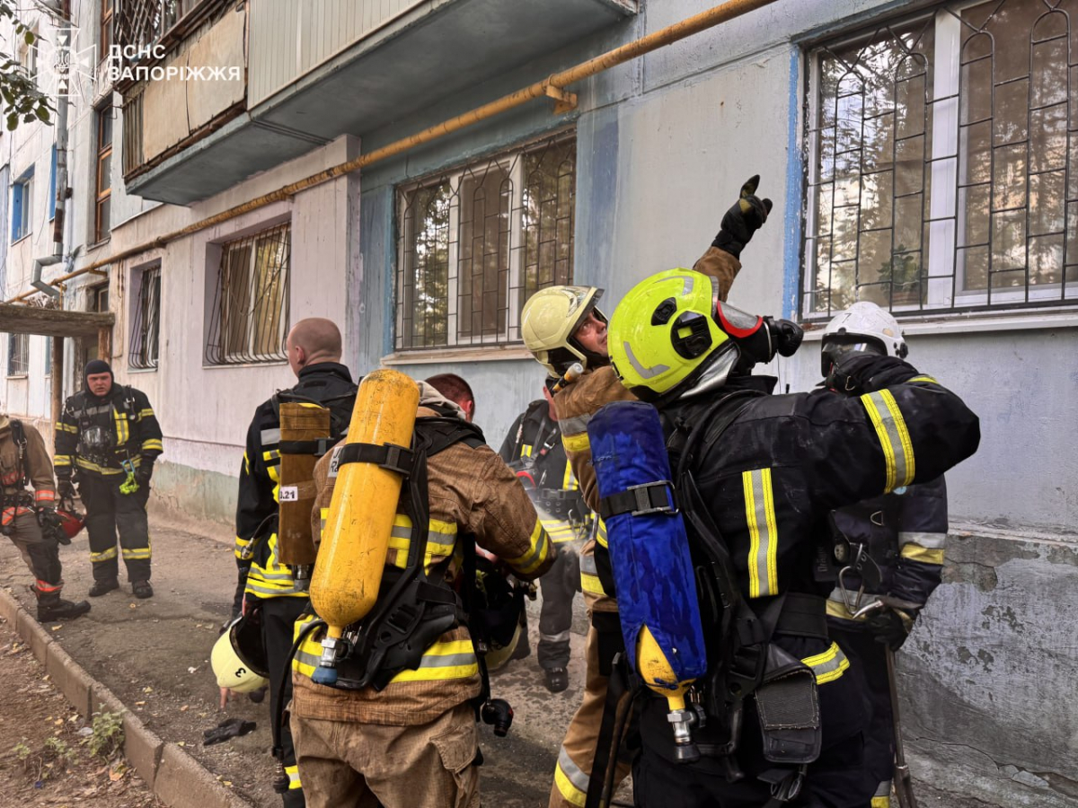 Масштабна пожежа у Запоріжжі – рятувальники вивели з вогню шістьох людей (фото, відео)