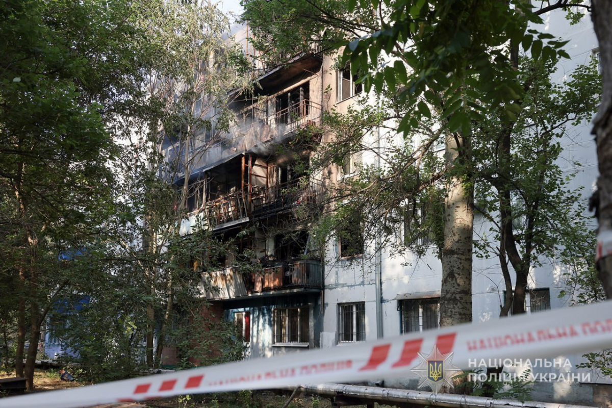 Масштабна пожежа у Запоріжжі – рятувальники вивели з вогню шістьох людей (фото, відео)