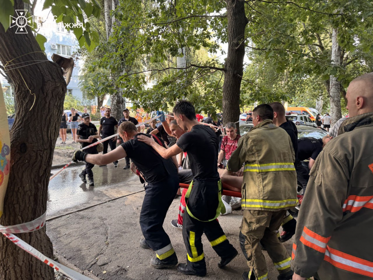 Масштабна пожежа у Запоріжжі – рятувальники вивели з вогню шістьох людей (фото, відео)