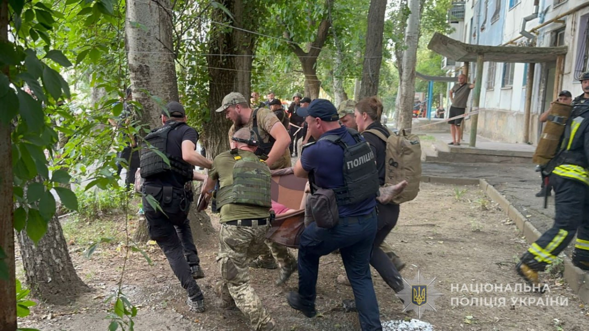 Масштабна пожежа у Запоріжжі – рятувальники вивели з вогню шістьох людей (фото, відео)