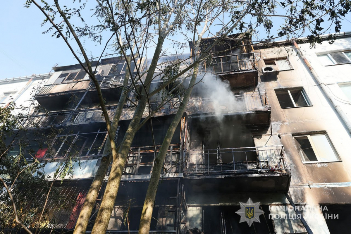 Масштабна пожежа у Запоріжжі – рятувальники вивели з вогню шістьох людей (фото, відео)
