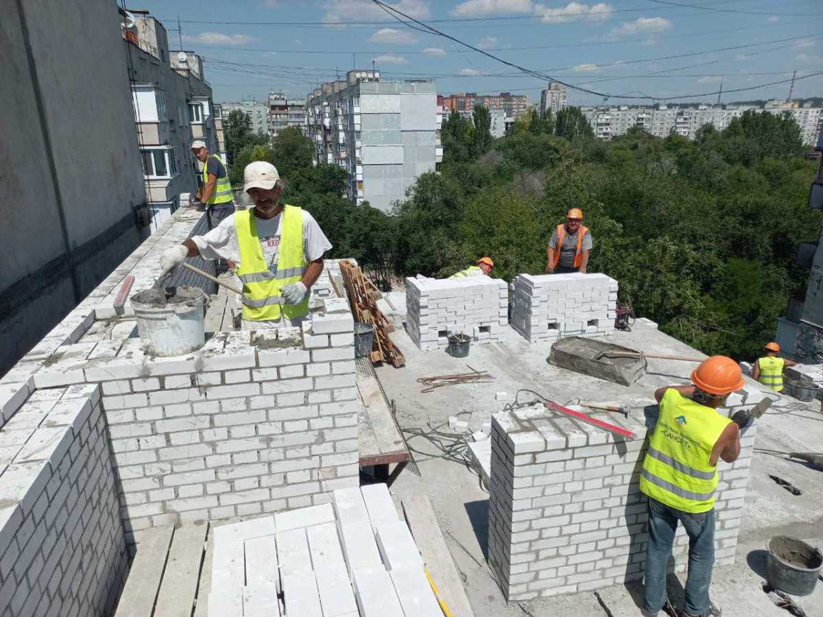 Мурують стіни, вставляють вікна - як просувається відбудова на вулиці Запорізькій (фото)