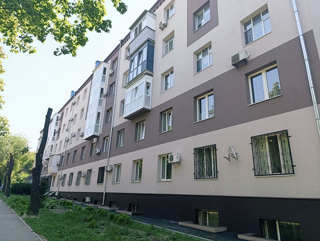 На фінальній стадії - у Запоріжжі завершують ремонт в будинку на вулиці Незалежної України (фото)