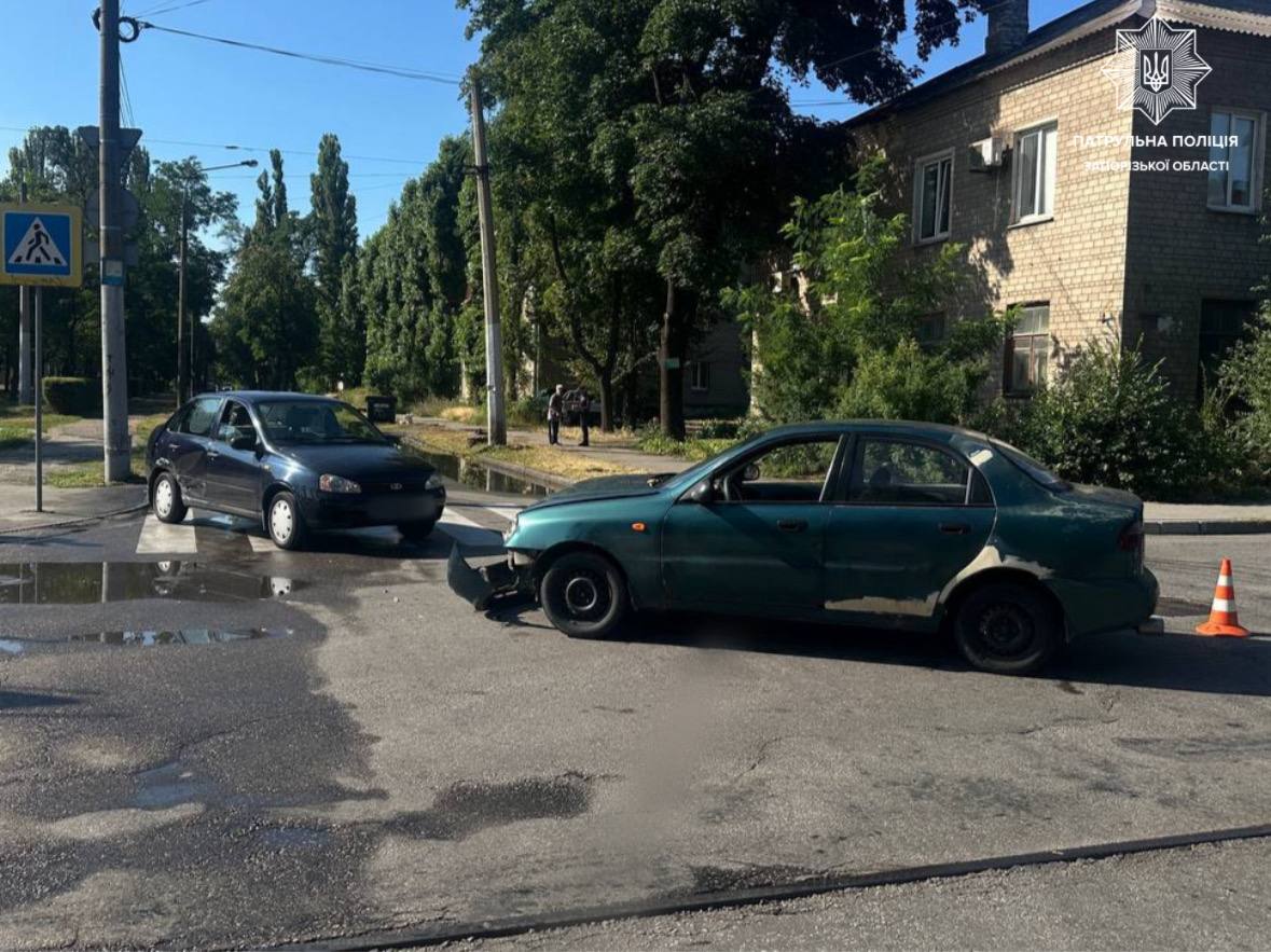 Не пропустив на головній - у Заводському районі Запоріжжя зіткнулися два авто (фото)