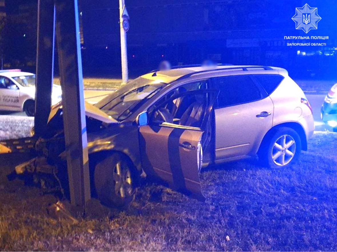 "Не розминулися" - у Запоріжжі водій авто вилетів на узбіччя і протаранив опору білборда (фото)