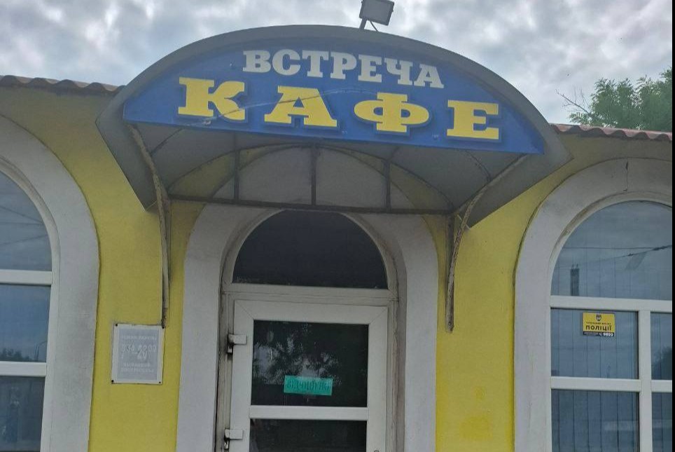 Не звертали уваги на закон - у Запоріжжі власників кафе на зупинці позбавили незаконних вивісок (фото, відео)